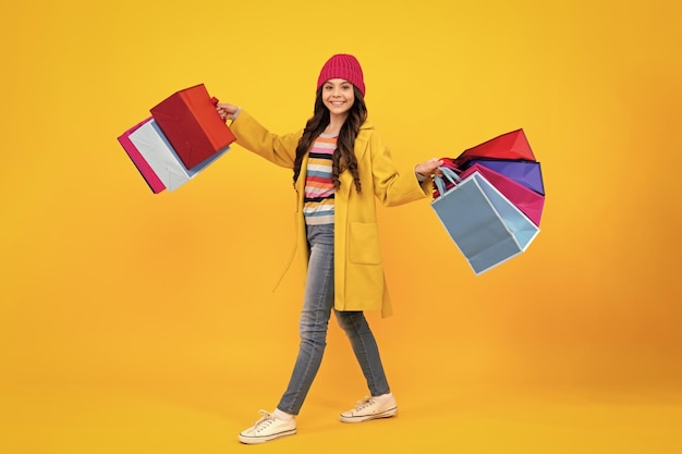 Nastolatek trzymaj torbę na zakupy korzystających ze sprzedaży Dziecko dziewczynka gotowa iść na zakupy Jesienna sprzedaż zakupów Happy