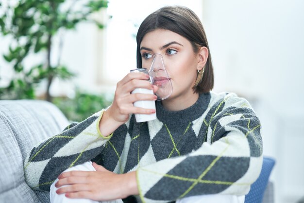 nastolatek używający inhalatora w salonie