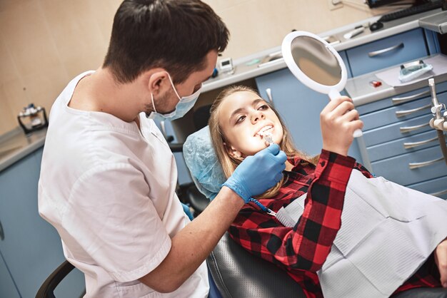 Nastolatek W Gabinecie Dentystycznym Wyjaśnia Dentystę