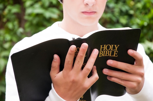 Zdjęcie nastolatek z biblii
