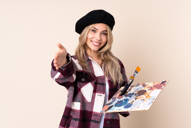 Nastolatka artysty dziewczyna trzyma paletę odizolowywająca na błękicie