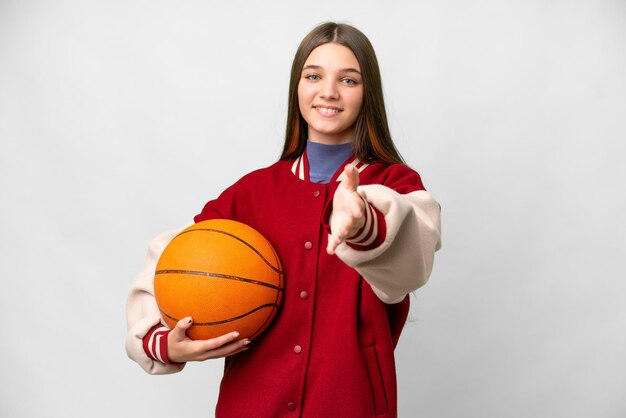 Nastolatka grająca w koszykówkę na odizolowanym białym tle uścisk dłoni za zamknięcie dobrej transakcji