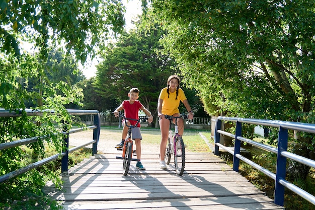 Nastolatka i 8-letni chłopiec na rowerach, koncepcja związku rodzeństwa
