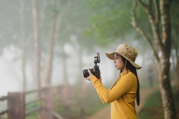 Zdjęcie nastolatka, która zarabia pieniądze jako twórca, używa aparatu fotograficznego do fotografowania atrakcji turystycznych