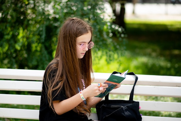 Nastolatka na ławce z książką Edukacja Pokolenie Z