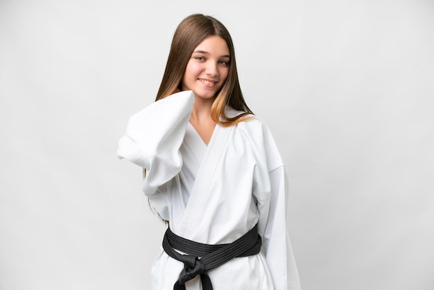 Nastolatka robi karate nad odizolowanym białym tłem śmieje się