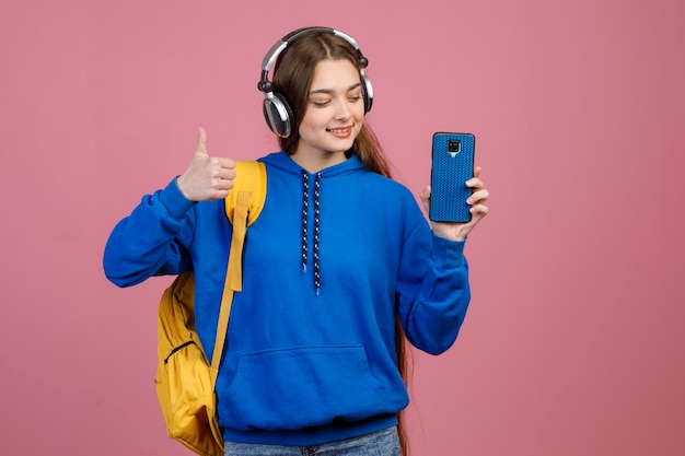 Nastolatka Stojąca Uśmiechnięta Trzymająca Smartfona