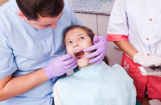 Nastolatka w gabinecie stomatologicznym, diagnoza i naprawa zgryzu