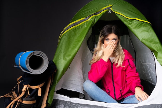 Nastolatka W środku Namiot Zielony Camping