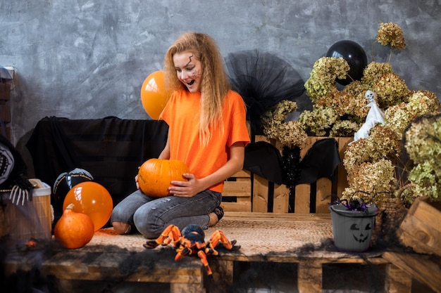 Nastolatka Wśród Wystroju Na święta Halloween, Nadmuchiwane Balony, Suszone Kwiaty, Pająki, Pajęczyny, Kolory Pomarańczowe I Czarne