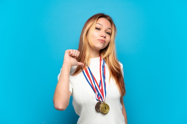 Zdjęcie nastolatka z medalami na białym tle dumna i zadowolona z siebie