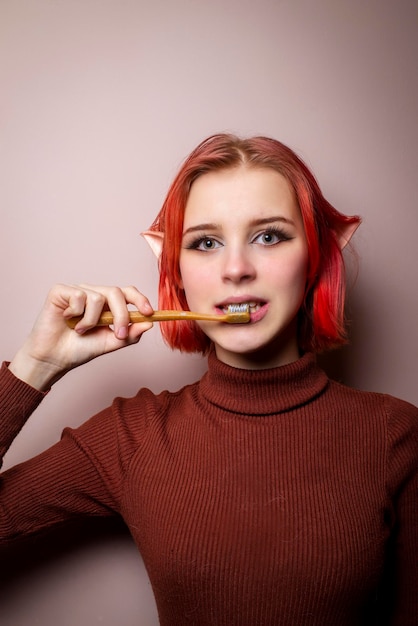 Nastolatka z różowymi włosami szczotkuje zęby