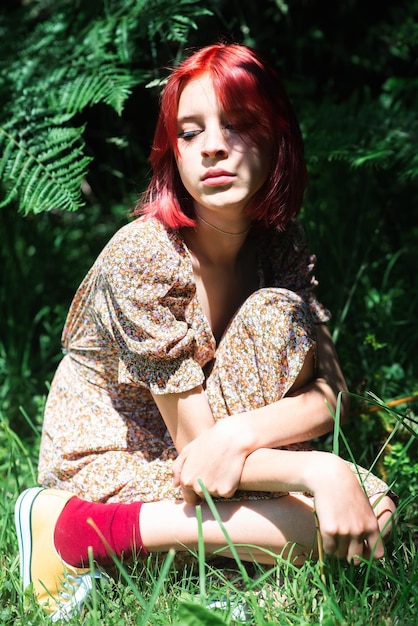 Nastolatka z rudymi włosami w letniej sukience