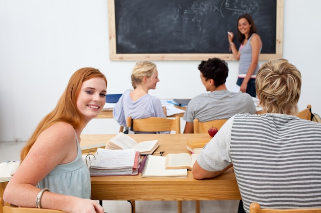 Zdjęcie nastolatkowie uczy się razem w klasie