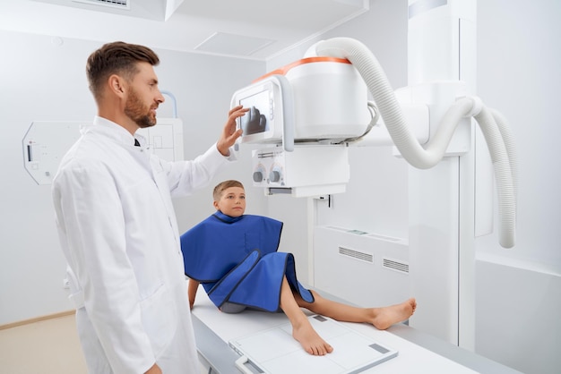 Nastoletni chłopiec kładzie się w szpitalu na diagnostyce USG
