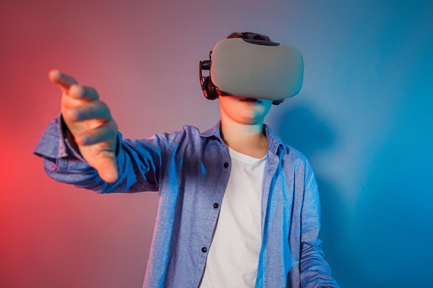 Nastoletni chłopiec korzystający z gadżetu do gier do wirtualnej rzeczywistości