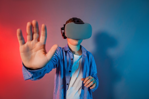 Nastoletni chłopiec korzystający z gadżetu do gier do wirtualnej rzeczywistości