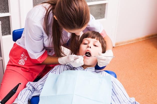 Nastoletni Chłopiec W Klinice Stomatologicznej, Profilaktyka I Leczenie Próchnicy Zębów