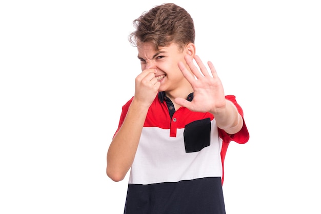 Nastoletni chłopiec z gestem pachnie źle Dziecko zakrywa nos ręką