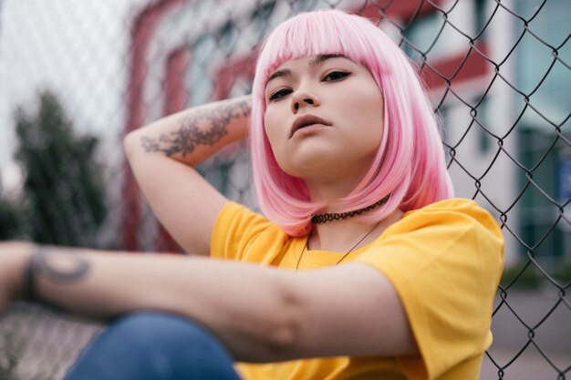 Nastoletni influencer siedzący w pobliżu siatki