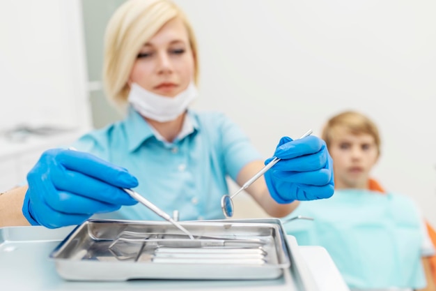 Zdjęcie nastoletni pacjent oglądając dentystę wybierającą