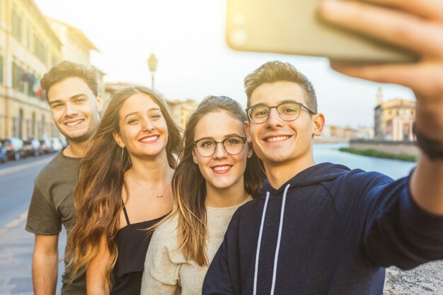 Nastoletni przyjaciele biorący selfie razem w mieście