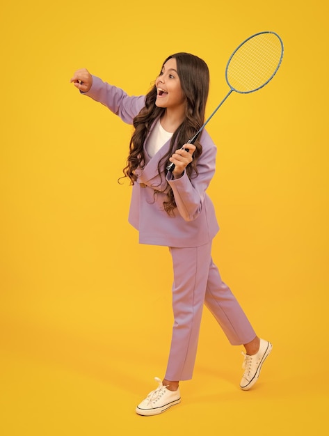 Nastoletnia dziewczyna badmintonistka z rakietą do badmintona na żółtym tle