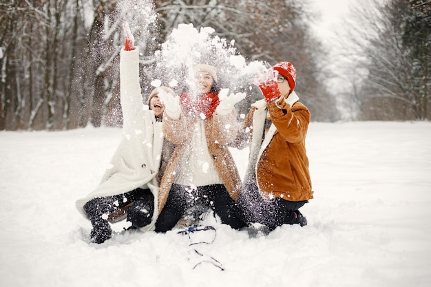 Nastoletnia dziewczyna i jej matka jeżdżą na sankach w winter park