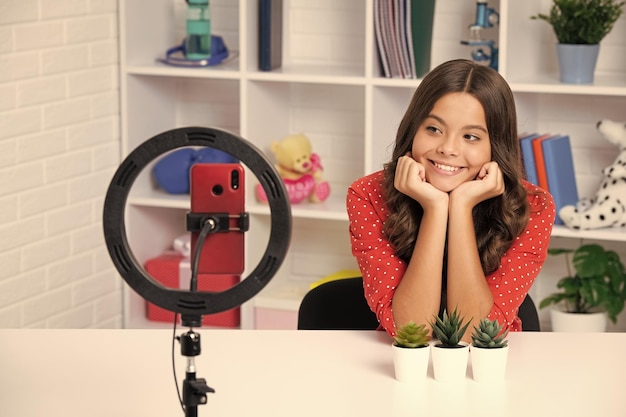 Zdjęcie nastoletnia dziewczyna przemawiająca przed kamerą na vloga nastolatek pracujący jako bloger nagrywający wideoblog szczęśliwa dziewczyna stawia czoła pozytywnym i uśmiechniętym emocjom