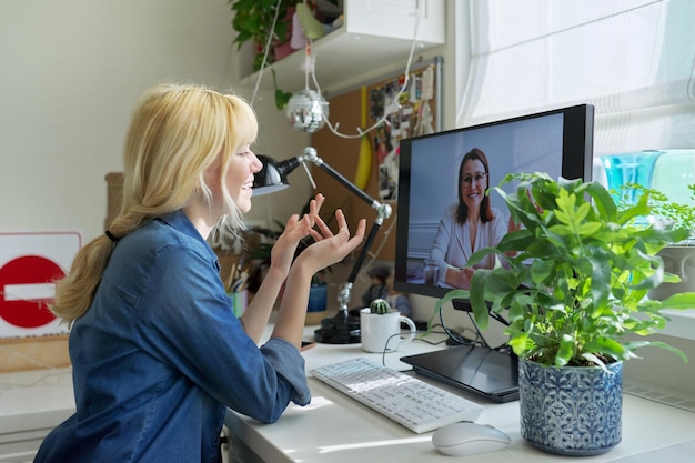 Nastoletnia dziewczyna rozmawia online z psychologiem pracownikiem socjalnym