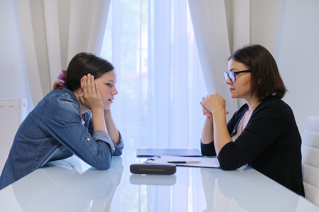 Nastoletnia dziewczyna rozmawia z doradcą psychologa o swoich uczuciach