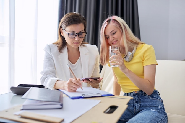 Nastoletnia dziewczyna rozmawia z profesjonalnym psychologiem podczas sesji terapii indywidualnej