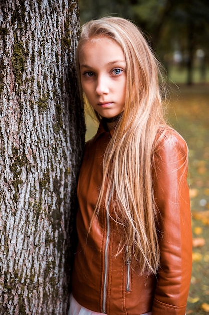Zdjęcie nastoletnia dziewczyna w jesień lesie