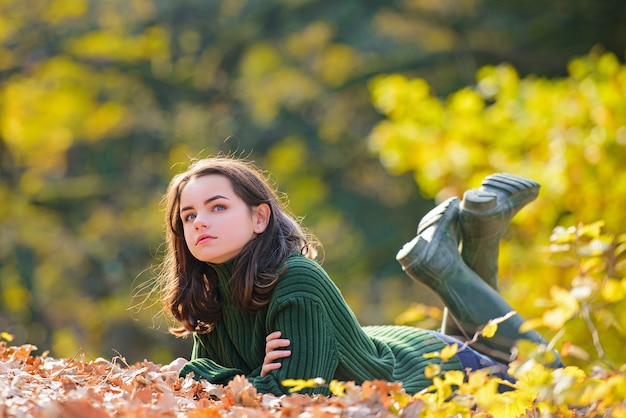 Nastoletnia dziewczyna w jesiennych liściach, portret uroda. Młoda nastolatka w romantycznej jesiennej scenerii.