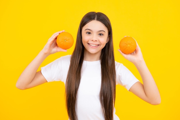 Nastoletnia dziewczyna z grejpfrutem Witamina i owoce Dziecko jedzące pomarańcze Portret szczęśliwego nastolatka Uśmiechnięta dziewczyna