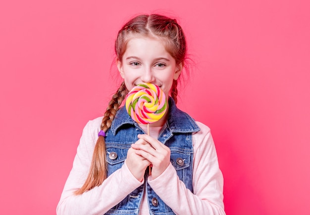 Nastoletnia dziewczyna z kolorowym cukierku lizakiem