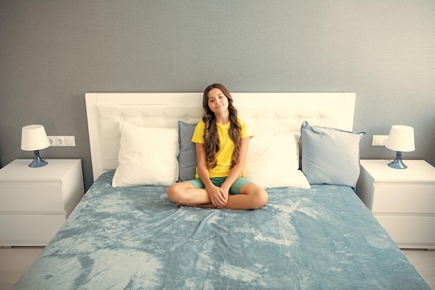 Nastoletnia dziewczynka odpoczywa w łóżku w sypialni w domu