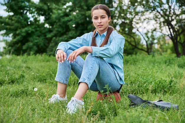 Nastoletnia Studentka Siedzi Na Trawie Na Piłce Do Koszykówki