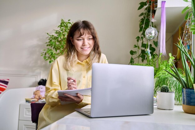 Nastoletnia studentka studiuje w domu za pomocą laptopa