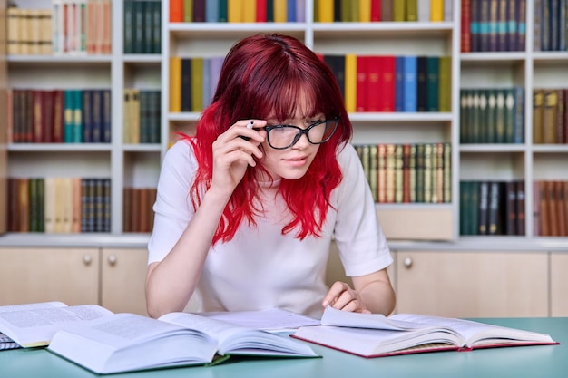 Nastoletnia Studentka Studiuje W Klasie Biblioteki