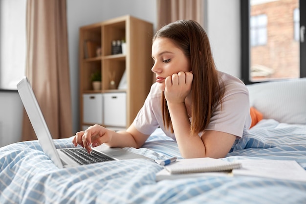 nastoletnia studentka z laptopem ucząca się w domu