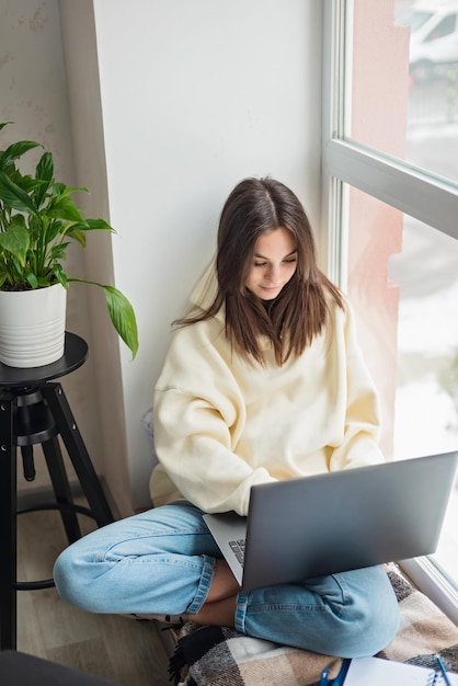 Nastoletnia uczennica uczennica nauka na odległość online w zdalnej wirtualnej klasie z nauczycielem przez wideokonferencję oglądając webinarium zoom spotkanie lekcję na laptopie w domu Miękka selektywna ostrość