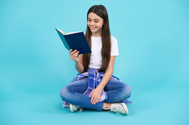 Nastoletnia uczennica z książkami Uczennica Szczęśliwa nastolatka pozytywne i uśmiechnięte emocje nastoletniej dziewczyny