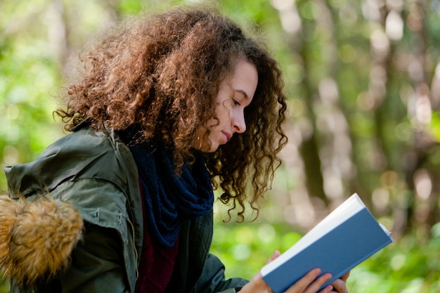 Nastoletniej dziewczyny czytelnicza książka w jesień parku
