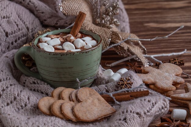 Nastrojowa kompozycja świąteczna filiżanka kakao z piankami marshmallows pierniki słodycze cynamon