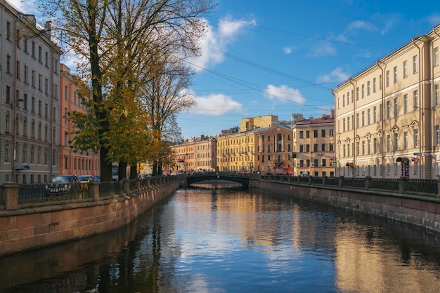 Nasyp Kanału Gribojedowa w słoneczny jesienny poranek, Sankt Petersburg, Rosja