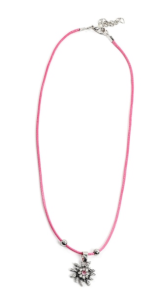 Naszyjnik ze sznurka lub metalowej liny na białym tle
