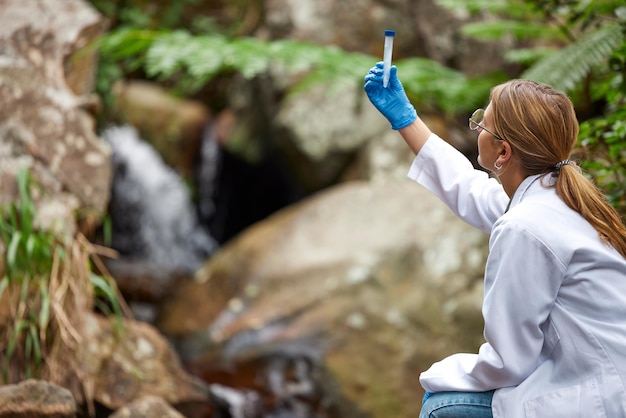 Natura naukowa i kobieta z wodą w probówce do inspekcji środowiska i badania ekosystemu Biologia rolnictwa i kobieta-naukowiec z próbką do badań analitycznych i zmian klimatu