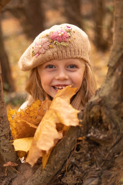 natura uroda caucasian koszyk kobieta zabawa dziewczyna piękny las jabłoń włosy październik samica young