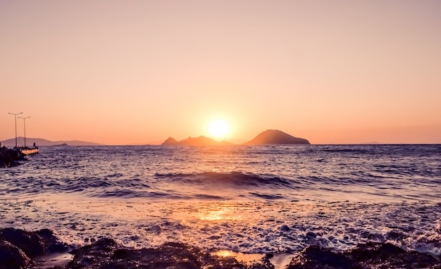 Natura zmierzch i koncepcja wakacji na plaży w stylu vintage letni zachód słońca na wybrzeżu Morza Śródziemnego seascape i widok na góry